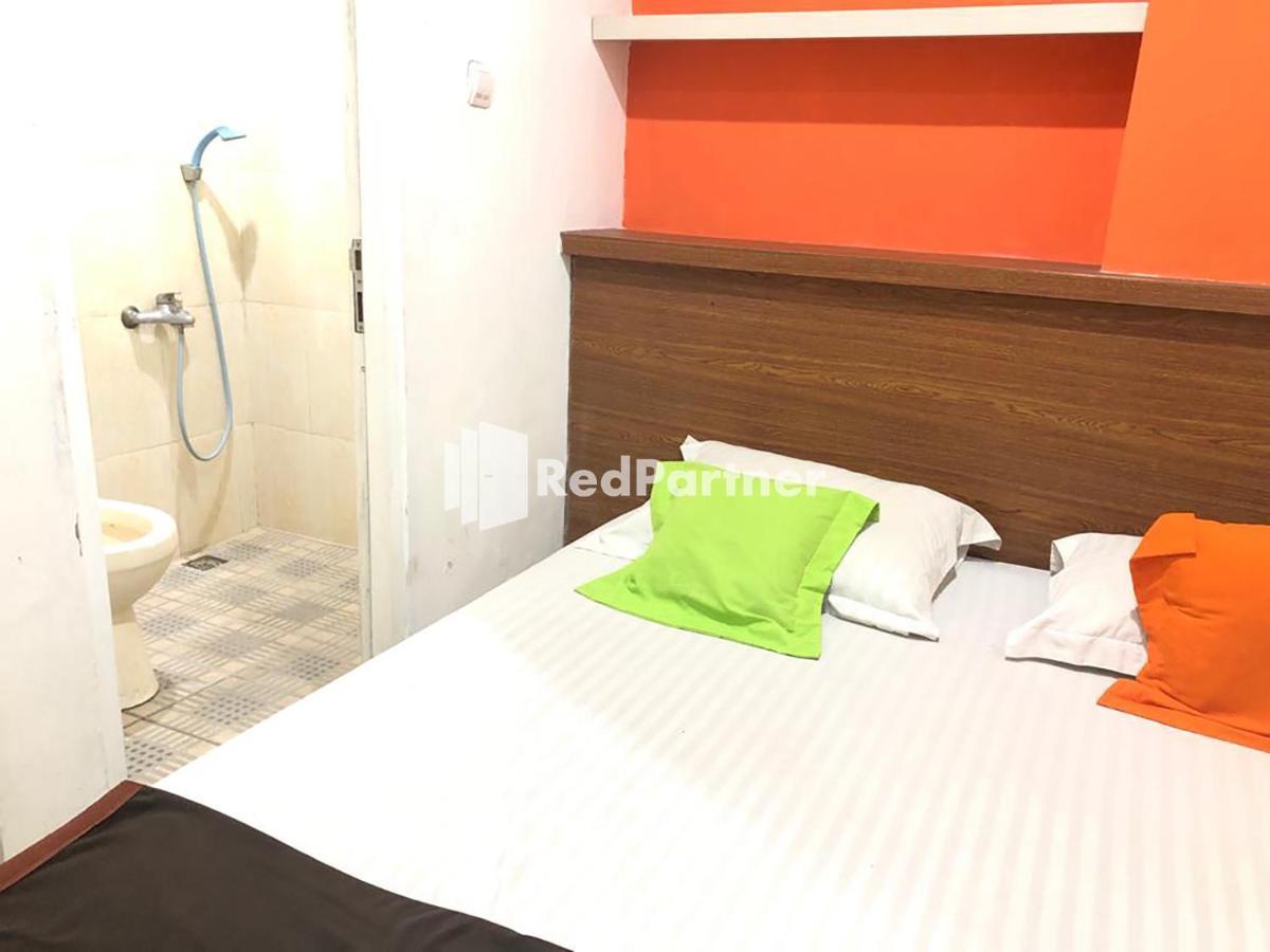 Seungit Syariah Inn Tebet Mitra Reddoorz Джакарта Екстериор снимка
